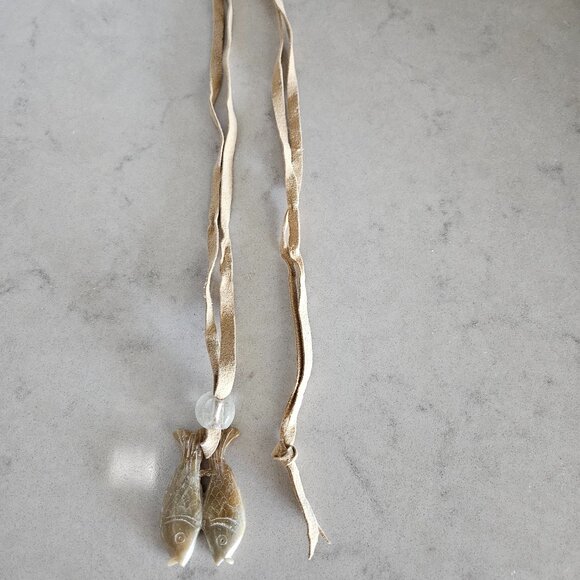 ASIAN NATURAL GREEN & BROWN JADEITE TWO-SIDED FISH PENDANT WITH CHAMOIS NECKLACE - Picture 3 of 16